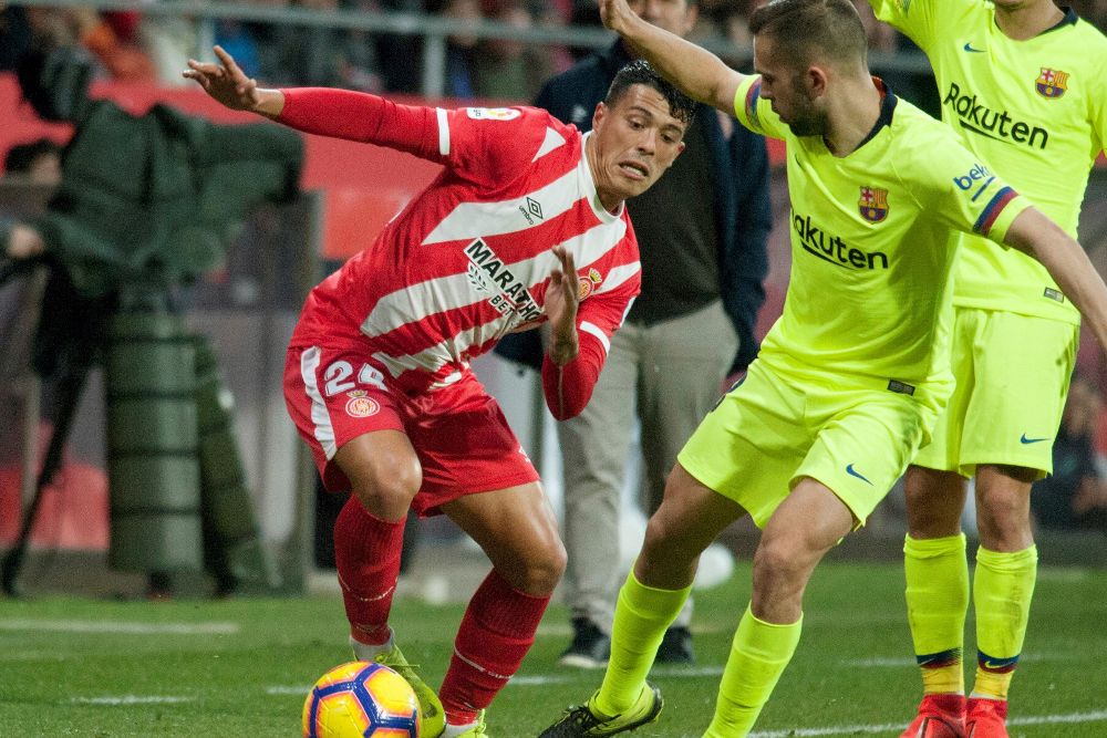 El defensa del Barcelona Jordi Alba (d) y el centrocampista del Girona Pedro Porro durante el partido de Liga.
