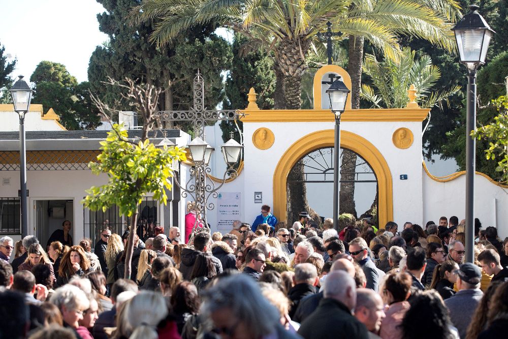 Cientos de personas acudieron a dar su último adiós a Julen este domingo en el cementerio de la barriada malagueña de El Palo.