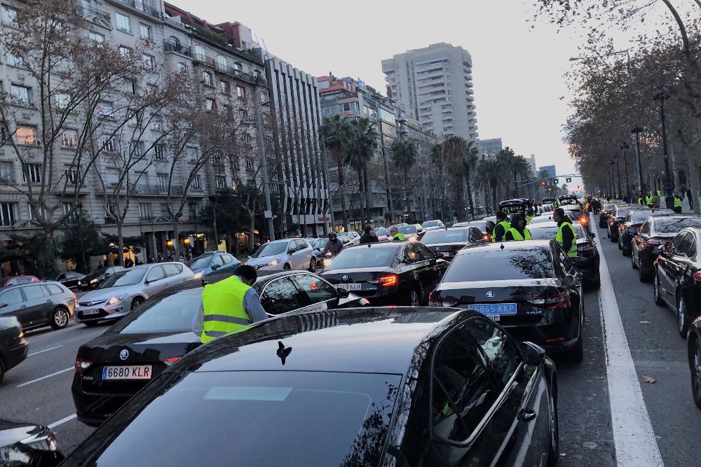 Al menos un centenar de vehículos de alquiler con conductor (VTC) se concentraron la tarde del sábado en dos carriles de la avenida Diagonal de Barcelona --sin llegar a cortar el tráfico-- a la altura de la plaza Francesc Macià en sentido sur y todavía permanecen allí.