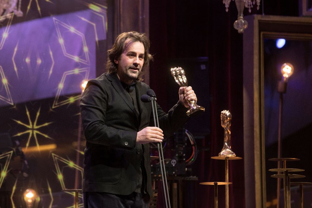 Isaki Lacuesta recibe el Premio Gaudí a la Mejor Dirección por "Entre dos aguas", durante la gala de los Premios Gaudí.