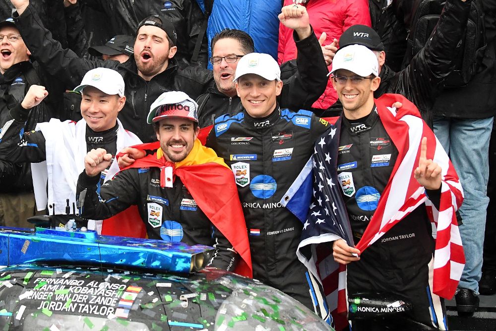 Los pilotos Kamui Kobayashi, Fernando Alonso, Ranger Van Der Zande y Jordan Taylor del equipo Wayne Taylor Racing, Konica Minolta Cadillac celebra, la victoria.