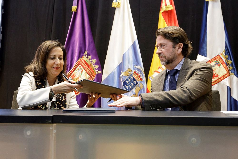 La ministra de Defensa, Margarita Robles, y el presidente del Cabildo de Tenerife, Carlos Alonso, firmaron hoy el Protocolo de Intenciones entre el Cabildo y el Ministerio de Defensa.