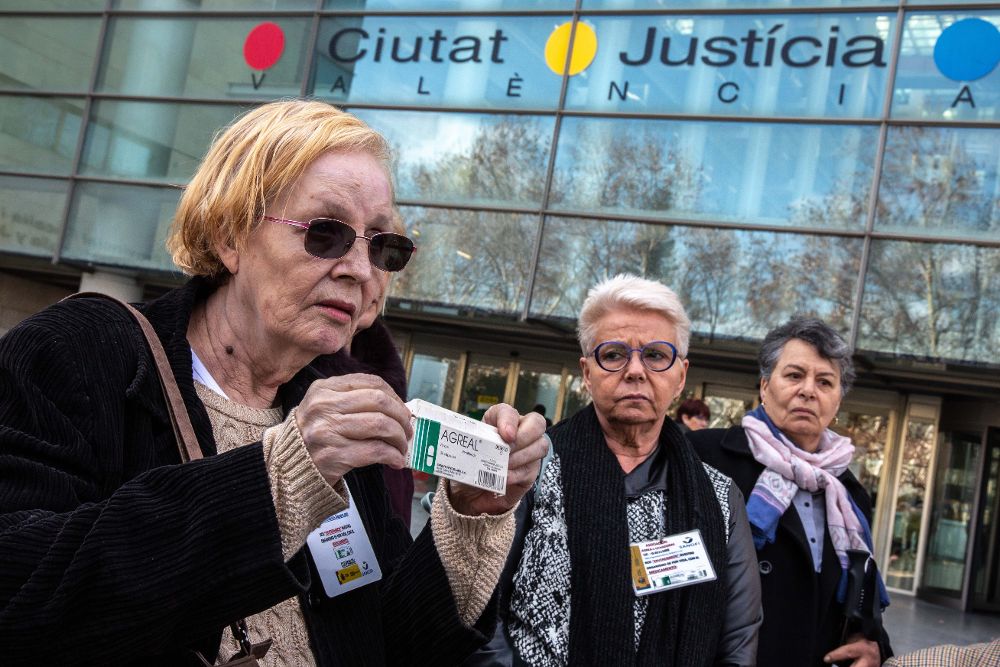 Una de las afectadas por los supuestos daños provocados por el fármaco "Agreal", a la salida del juicio de responsabilidad civil que se sigue en un juzgado de Valencia.