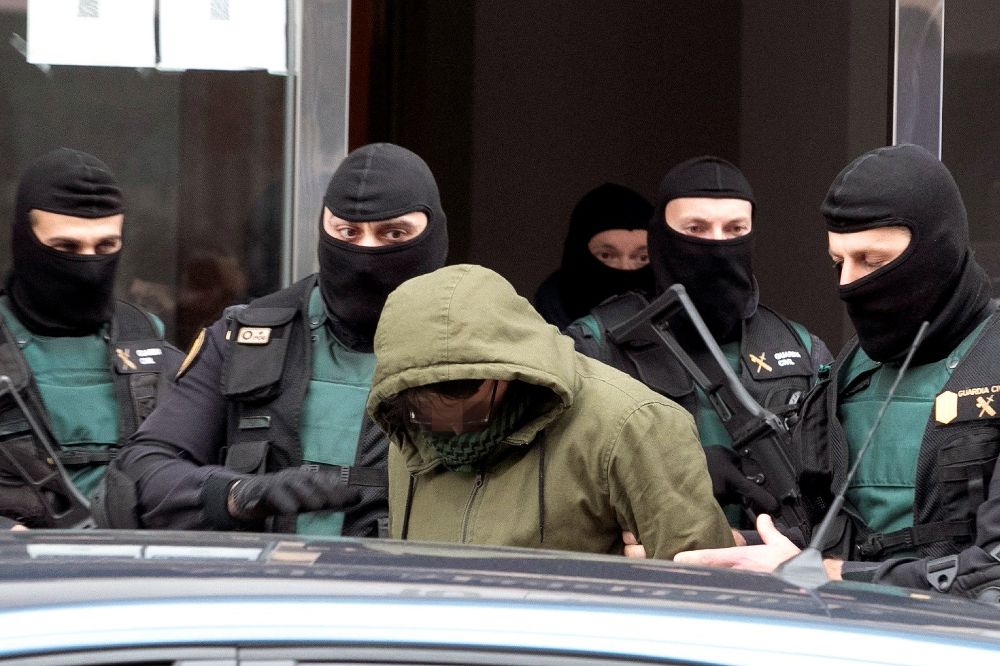 La Guardia Civil ha detenido hoy en la avenida de Madrid de Zaragoza a un ciudadano marroquí de 25 años acusado de autoadoctrinamiento y difusión de propaganda yihadista.