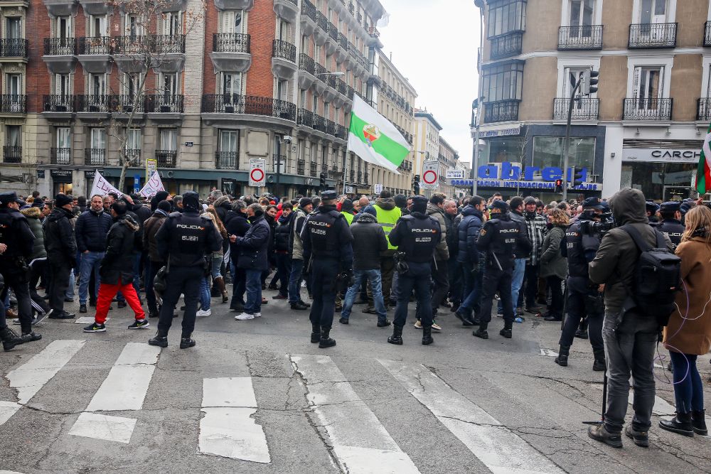 En su noveno día de huelga, taxistas de Madrid vuelven a concentrarse en Génova.