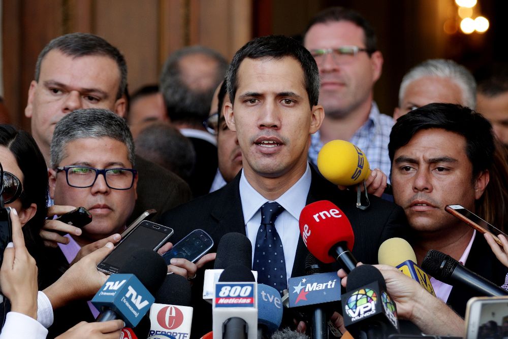 El presidente de la Asamblea Nacional, Juan Guaidó (c), habla con los medios este martes en la sede del Parlamento.
