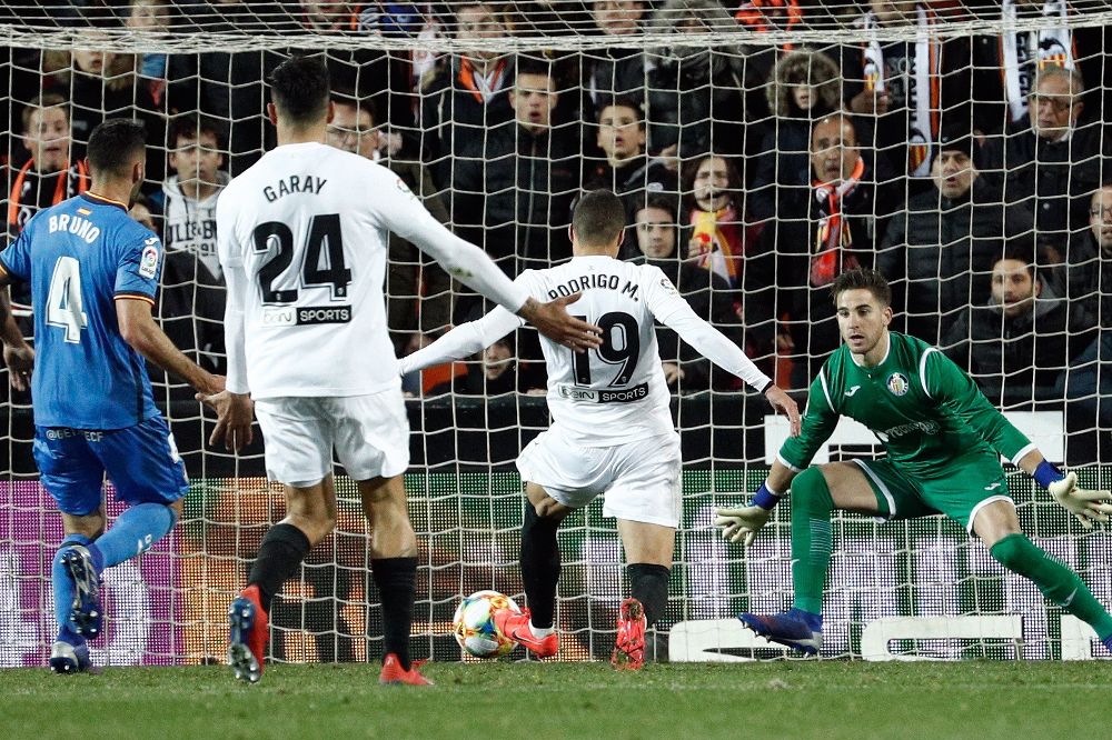 El jugador del Valencia, Rodrigo Moreno marca el tercer gol de su equipo contra el Getafe que clasifica al valencia para las semifinales de la Copa del Rey.