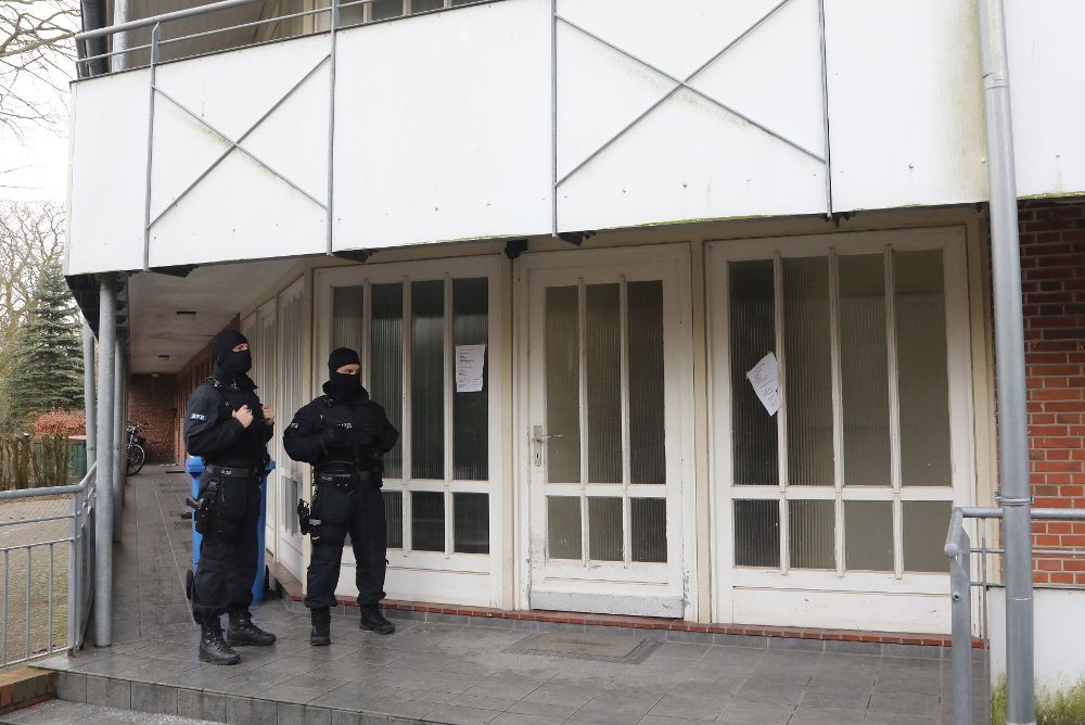 Dos policías hacen guardia frente a un edificio residencial en Meldorf, donde detuvo este miércoles a tres refugiados iraquíes.