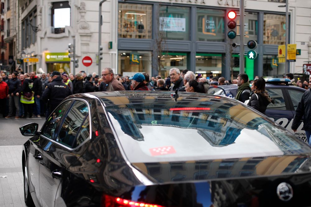 Un vehículo de la empresa Cabity cruza la Gran Vía madrileña durante una concentración de taxistas.