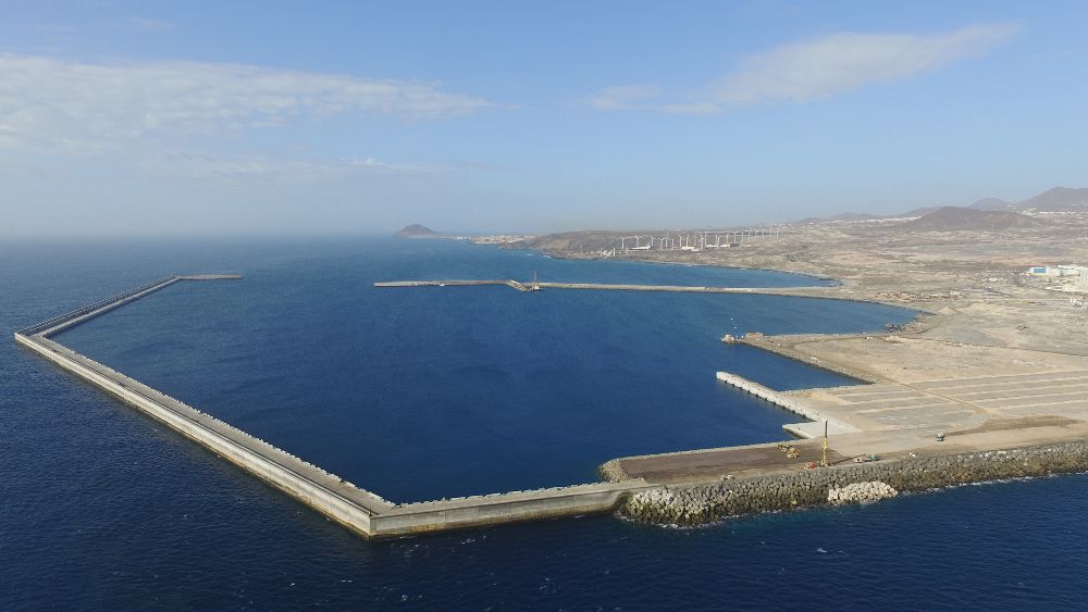 Imagen del puerto de Granadilla en marzo de 2018. La parte de tierra todavía necesita de varias obras para completar los proyectado.