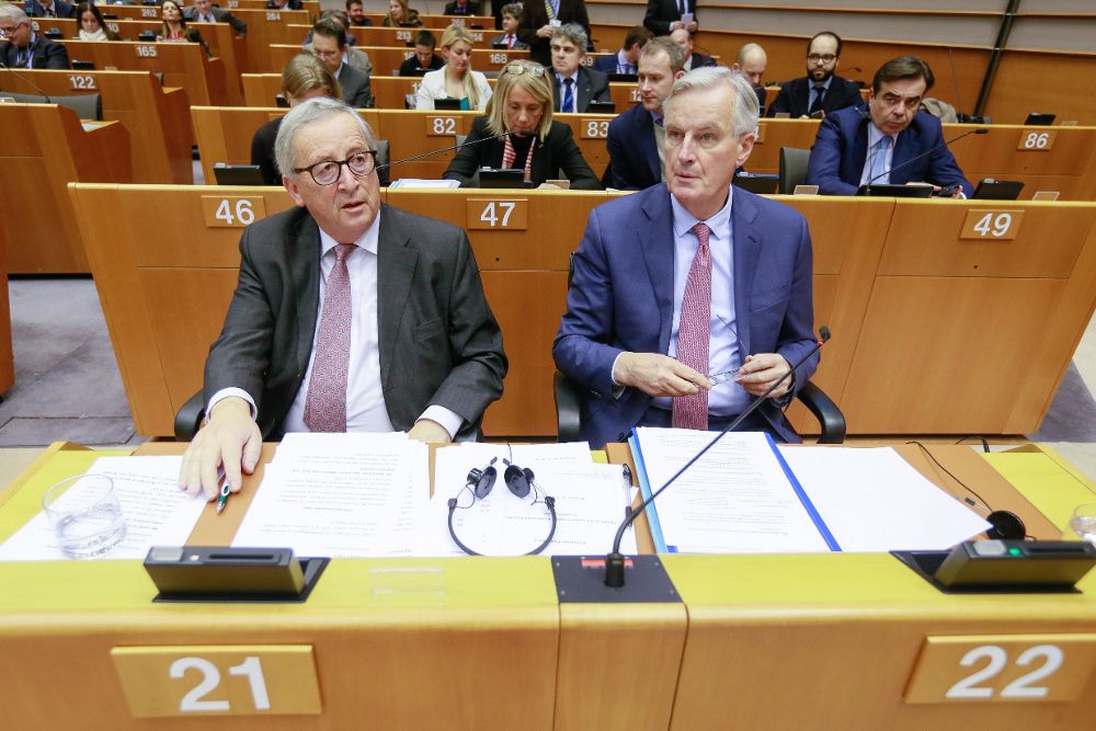 El presidente de la Comisión Europea, Jean-Claude Juncker (i), y el negociador jefe de la Unión Europea para el "brexit", Michel Barnier.