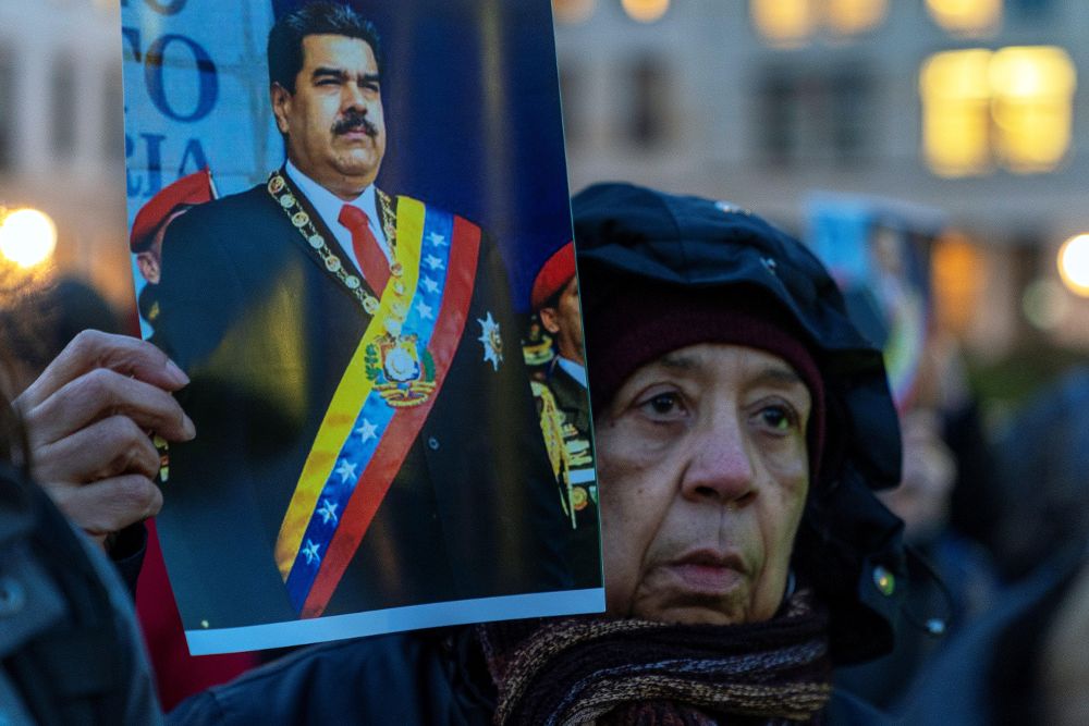 Un hombre sostiene una imagen del presidente de Venezuela, Nicolás Maduro, durante una manifestación en su defensa, este miércoles en Berlín (Alemania).ALEXANDER BECHER (EFE).