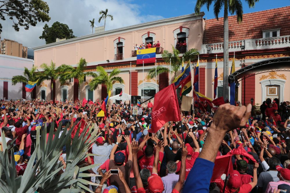 Nicolás Maduro da un discurso frente a simpatizantes a las puertas del palacio presidencial de Miraflores, en Caracas.