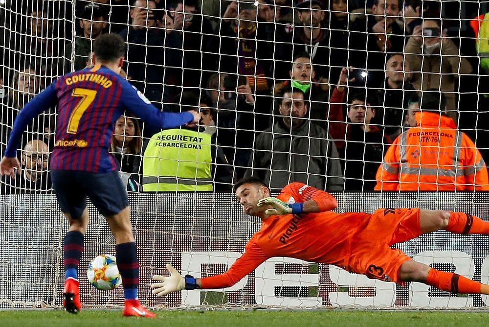 El centrocampista brasileño del Barcelona, Philippe Coutinho (i), bate de penalty al portero del Sevilla Juan Soriano.