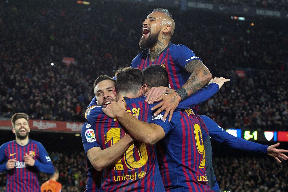 Los jugadores del FC Barcelona celebran el gol del argentino Leo Messi, sexto del equipo ante el Sevilla FC.