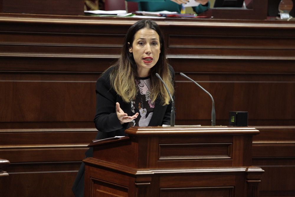 Patricia Hernández (PSOE) le censuró al consejero de Carreteras no haber certificado ni un euro en Tenerife y El Hierro.