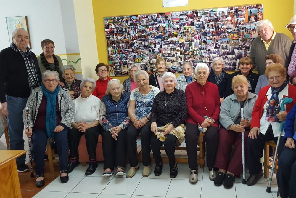 Un grupo de personas mayores en el centro de estancia diurna que Cáritas gestiona en Ofra.