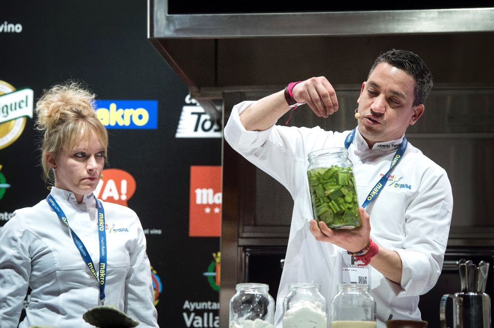 Los cocineros de "BonAmb Restaurant" Emmanuelle Baron y Alberto Ferruz participan en el coloquio "Gelatinas naturales y colágenos marinos" en Madrid Fusión. 
