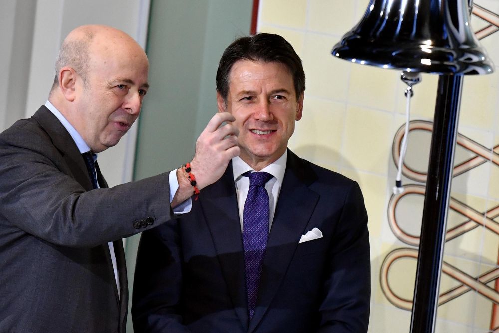 El primer ministro italiano, Giuseppe Conte (d), y el consejero delegado de la Borsa italiana, en la ceremonia de apertura de sesión la Bolsa de Milán, este miércoles.