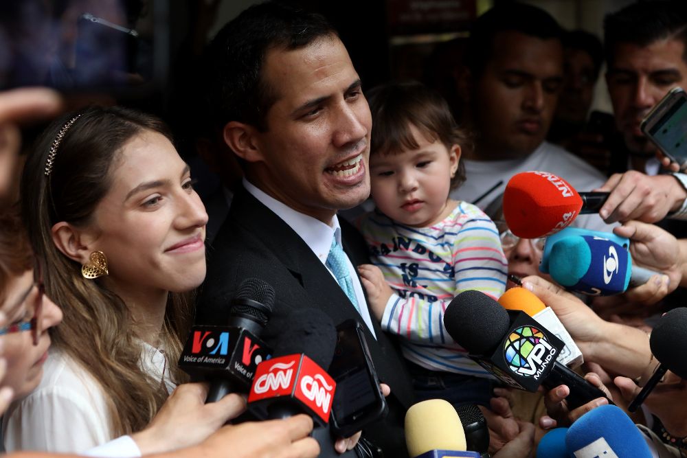Juan Guaidó (i), con Fabiana Rosales y su hija Miranda.
