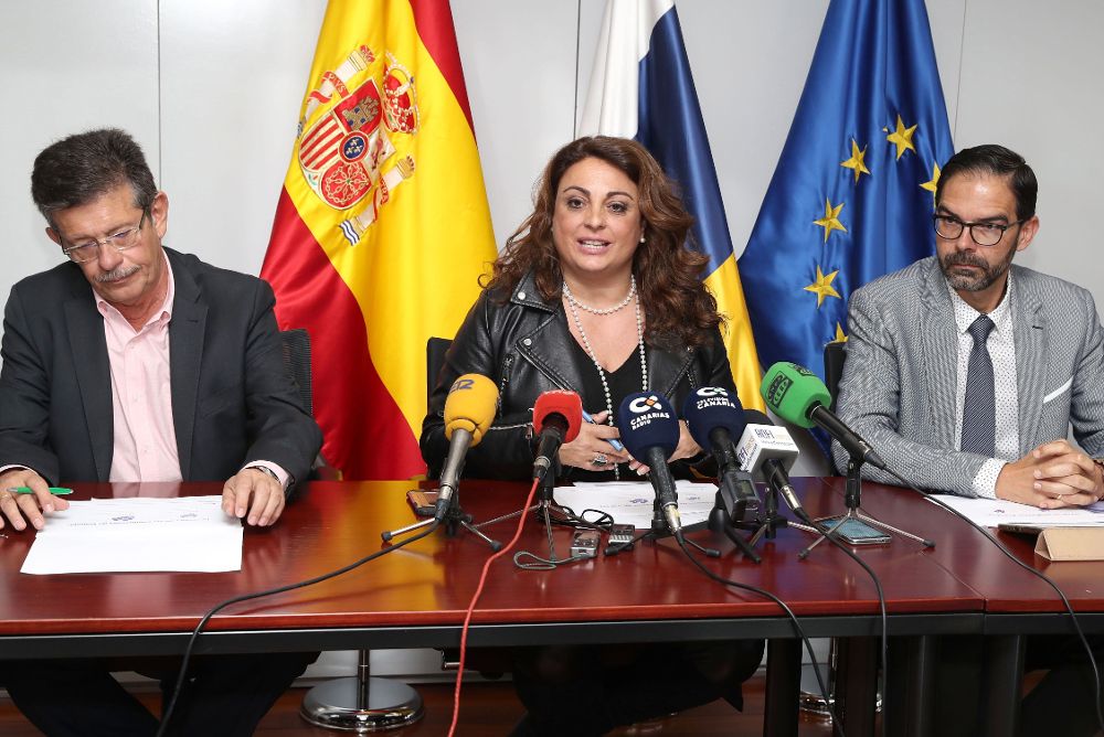 La consejera de Empleo, Políticas Sociales y Vivienda del Gobierno de Canarias, Cristina Valido (c), ofreció este viernes una rueda de prensa para hacer balance de su gestión al frente del departamento de Trabajo.