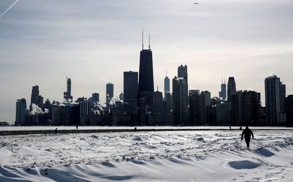 El vapor se eleva desde los edificios de la ciudad y el lago Michigan, en Chicago (EE.UU.)
