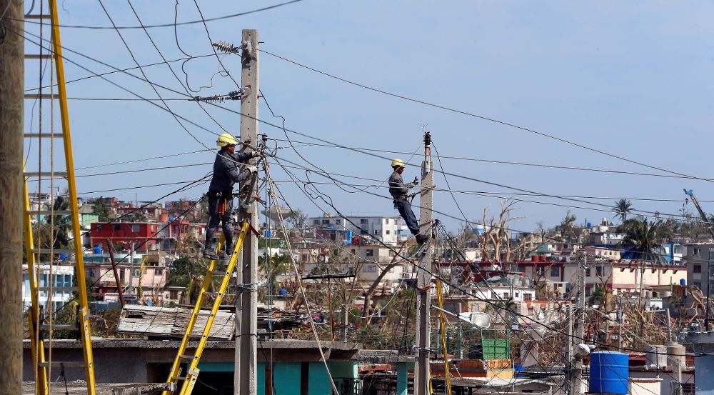 Varios electricistas trabajan en la recuperación de lineas en el municipio de Regla, al este de La Habana (Cuba). 