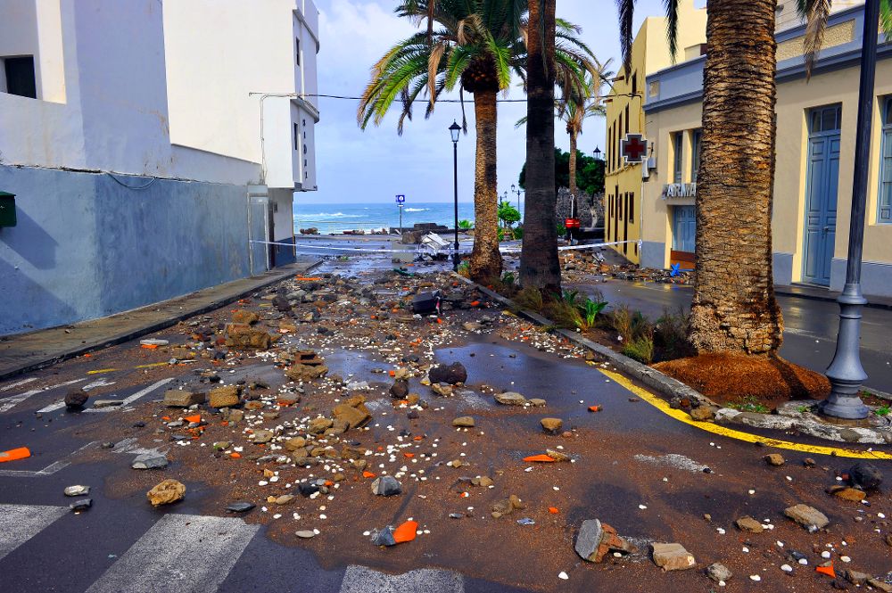 Efectos del mar de leva en Garachico durante el último temporal.