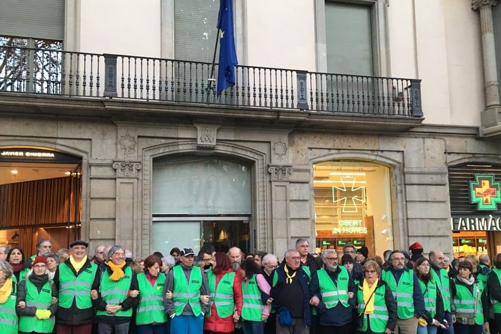 Cordón de la ANC frente a la sede del Parlamento y la Comisión Europea en Barcelona