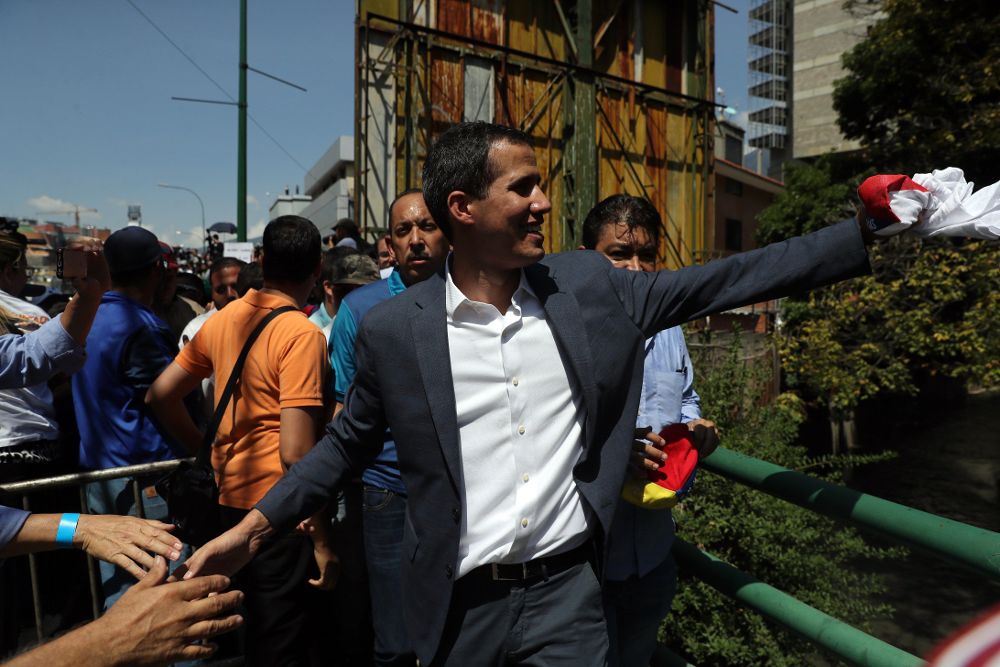 Juan Guaidó llega para pronunciar un discurso en una marcha opositora este sábado en Caracas (Venezuela). 