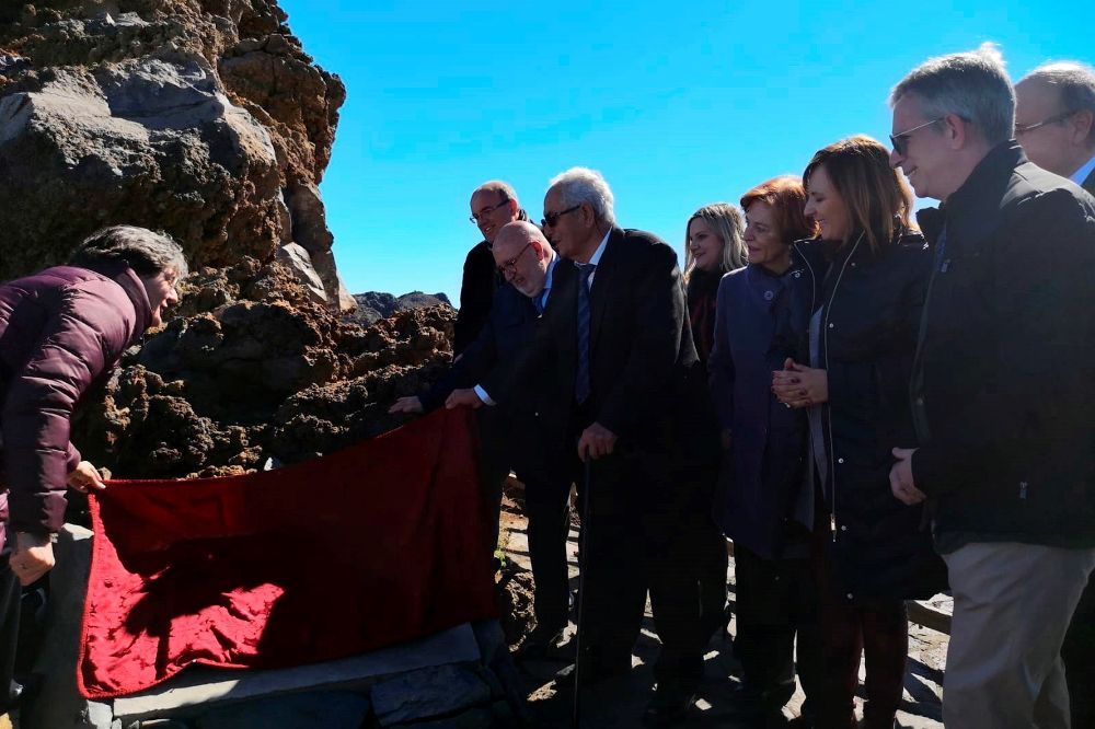 La presidenta Hispania Nostra, Sneska Quaedvlieg (i) y el presidente del Heredamiento, Rosendo Cáceres, descubren la placa conmemorativa. 