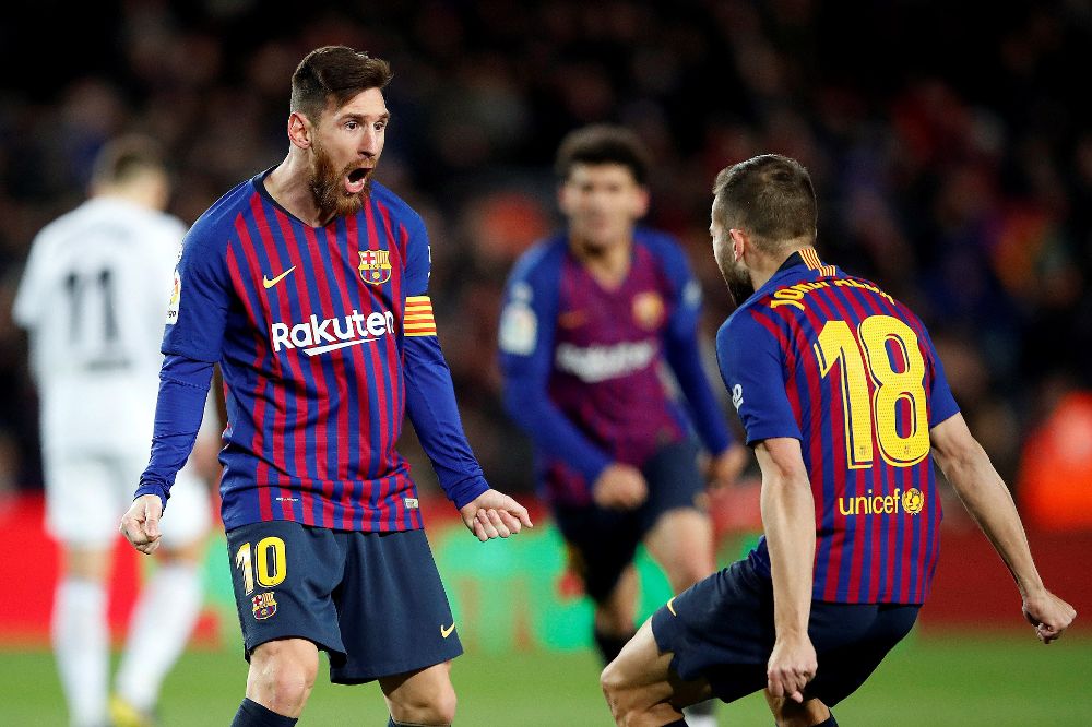 Leo Messi (i) y Jordi Alba, celebran el segundo gol del equipo blaugrana.