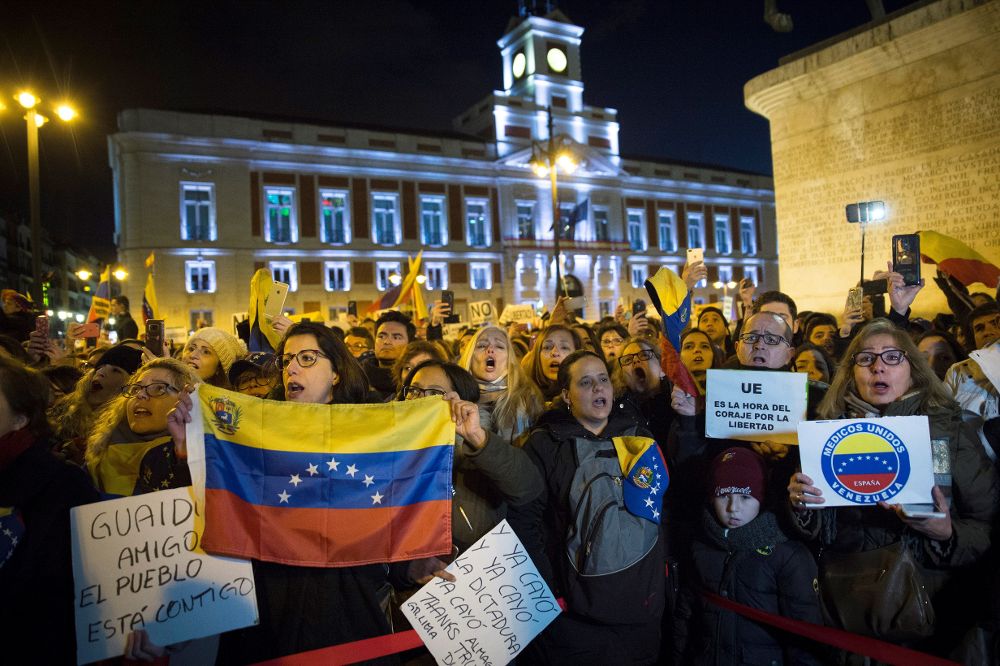 Cientos de personas han acudido en la tarde de este sábado a la Puerta del Sol de Madrid para mostrar su apoyo a Juan Guaidó.