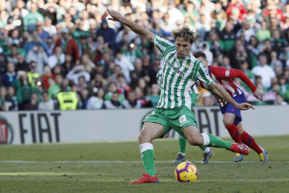 El centrocampista del Real Betis Sergio Canales lanza el penalti.
