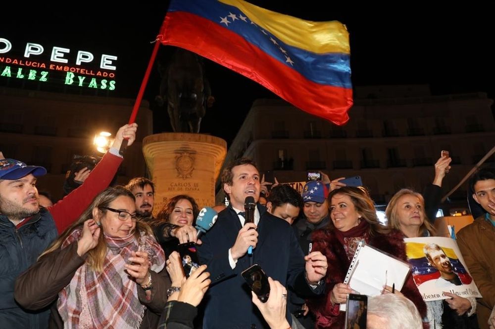 Pablo Casado apoya a Guidó como presidente de Venezuela en un acto en Sol.