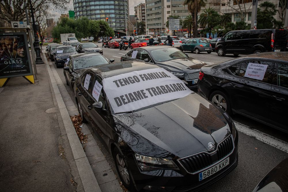 Concentración de vehículos de alquiler con conductor (VTC) en la avenida Diagonal de Barcelona, la semana pasada. 