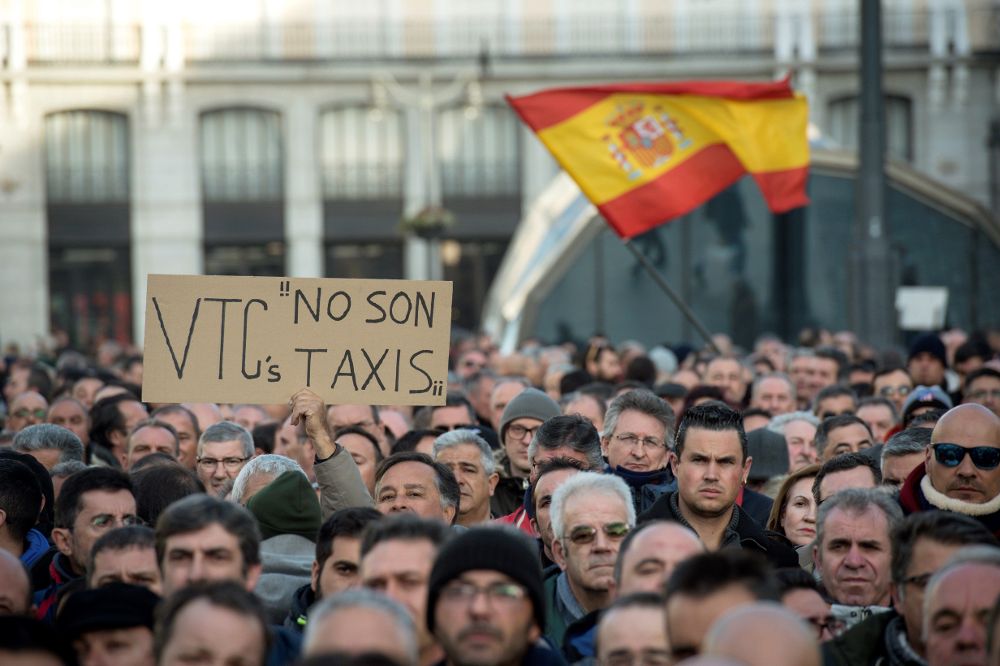 Un momento de la concentración de taxistas madrileños en la Puerta del Sol de Madrid.
