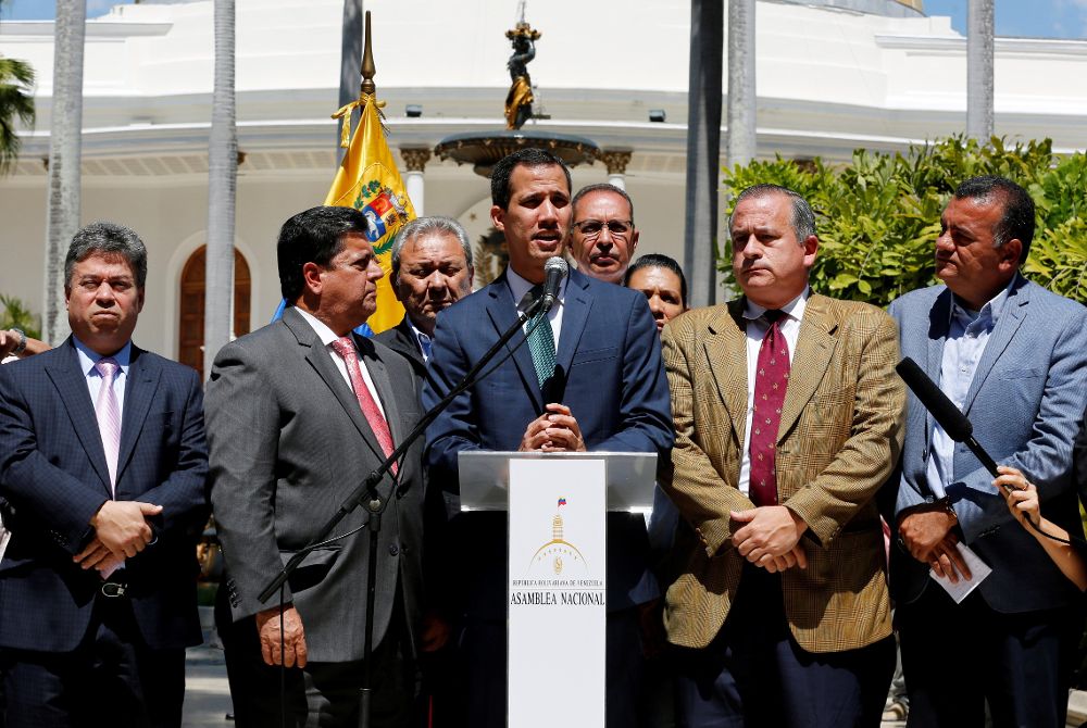 Juan Guaidó (c) ofrece declaraciones este lunes en Caracas (Venezuela). 