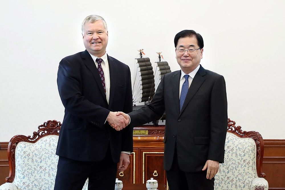 Chung Eui-yong (d), estrecha la mano del enviado especial de Estados Unidos para Corea del Norte, Stephen Biegun.