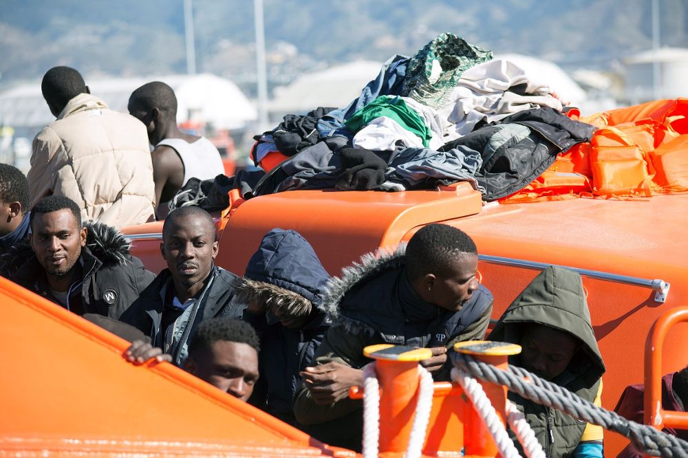 Agentes de la Guarda Civil reciben en el puerto de Motril (Granada) a las 87 personas de origen subsahariano tras ser rescatadas por Salvamento Marítimo.