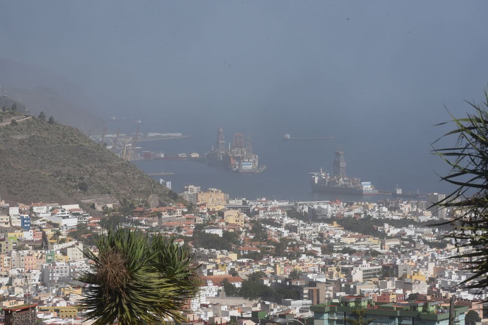Vista del puerto de Santa Cruz de Tenerife esta mañana, donde se aprecia como la calima oculta el horizonte marino.
