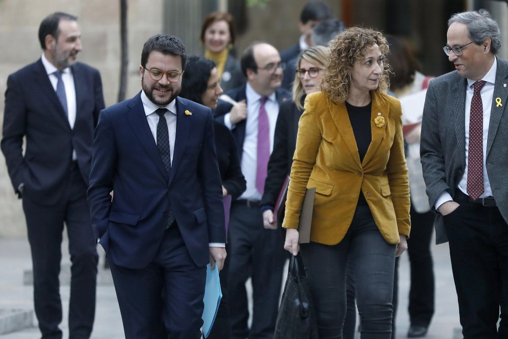 El presidente de la Generalitat, Quim Torra (d) acompañado entre otros de la consellera de Justicia, Ester Capella (c) , del vicepresidente del Govern y conseller de Economía, Pere Aragonès (i), se dirigen a la segunda reunión de la mesa del diálogo.