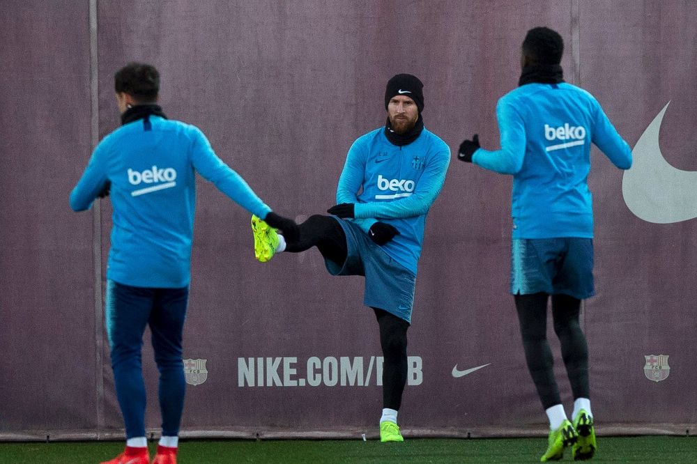 Lionel Messi (c), durante el entrenamiento de la plantilla barcelonista, hoy, para preparar el partido de la Copa del Rey.