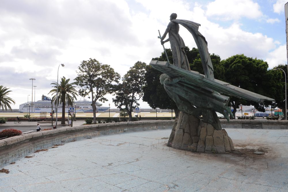 El popularmente conocido como "monumento a Franco" (Santa Cruz de Tenerife), aunque ese no es su nombre oficial, es uno de los que más polémica popular ha levantado en los últimos años.