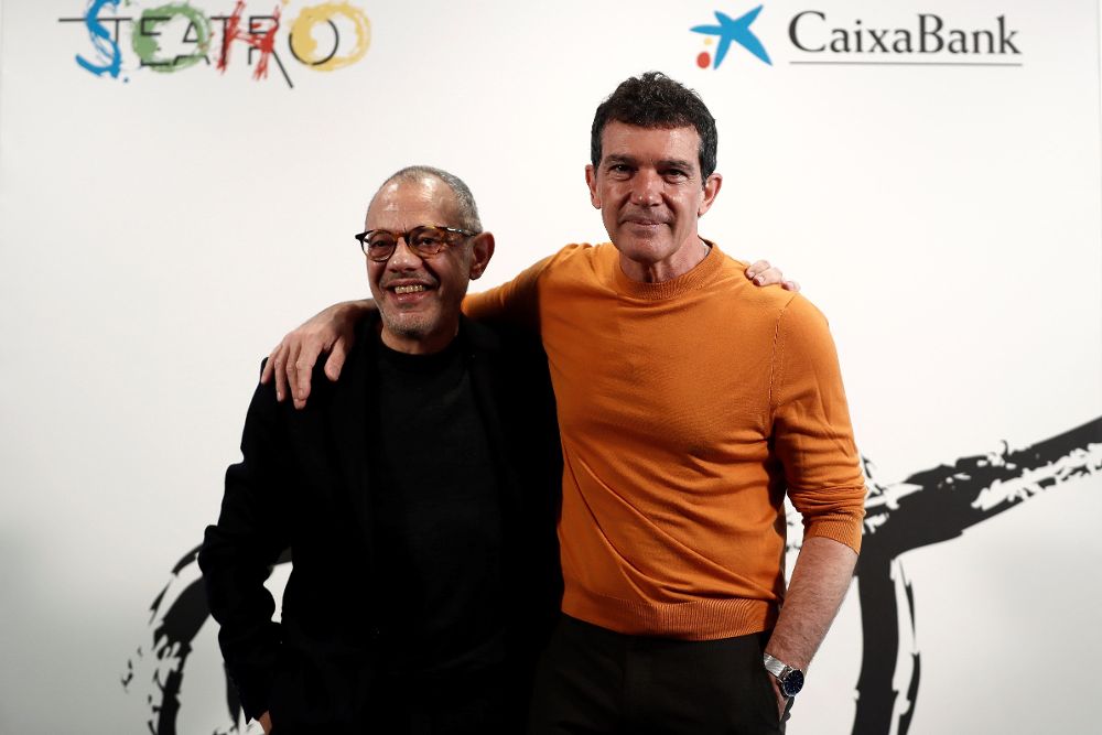 Antonio Banderas posa junto a Lluis Pasqual (i), durante el photocall con motivo de la presentación del Teatro del Soho, un centro cultural que ocupará el antiguo teatro Alameda en Málaga.