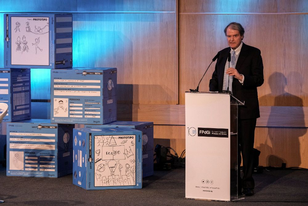 El presidente de la Fundación Princesa de Girona, Francisco Belil, en el acto de entrega del premio en la modalidad de Empresa al neurólogo Ignacio Hernández Medrano por "Savana".