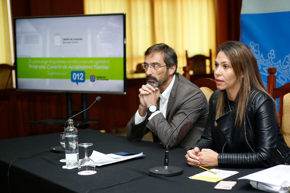 El presidente del Cabildo de Lanzarote, Pedro San Ginés, y la consejera insular de Bienestar Social, Maite Corujo, explicando el problema de la falta de familias de acogida.