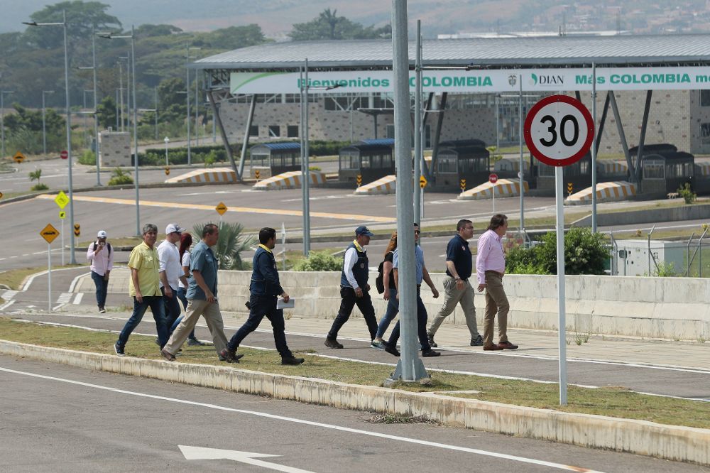 Integrantes del Puesto de Mando Unificado para la ayuda humanitaria a Venezuela visitan el puente Tienditas.
