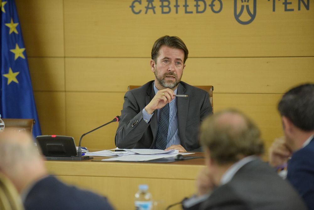 El presidente del Cabildo de Tenerife, Carlos Alonso, durante una sesión plenaria de la corporación.