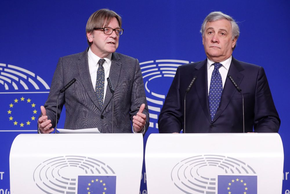 El presidente del Parlamento Europeo, Antonio Tajani (d), junto al jefe del grupo de seguimiento del "brexit" en la Eurocámara, Guy Verhofstadt, durante una rueda de prensa tras su reunión con la primera ministra del Reino Unido, Theresa May.